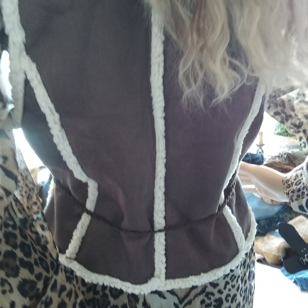 Vest - Picture 2 of 4